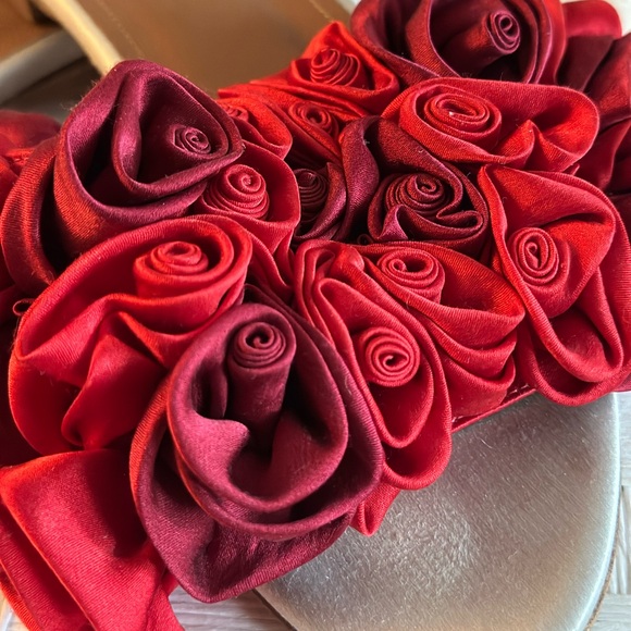 Very beautiful sandals with red satin roses. - Picture 2 of 2